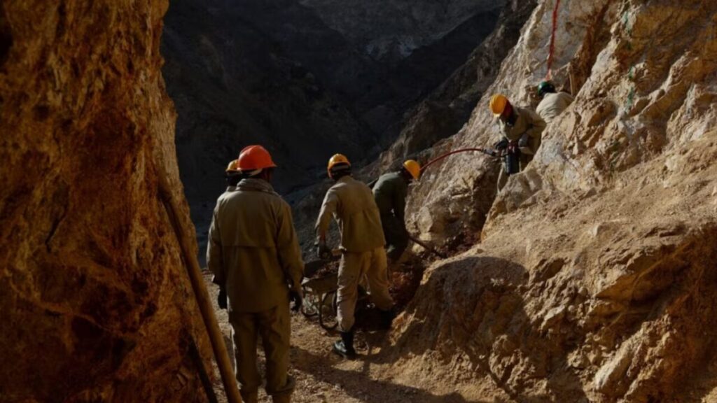 یک منازعه مرگبار بر سر یک معدن طلا در ولایت بدخشان افغانستان دستکم چهار شهروند چینی را به کام مرگ فرستاد و چندین تن دیگر را زخمی کرد