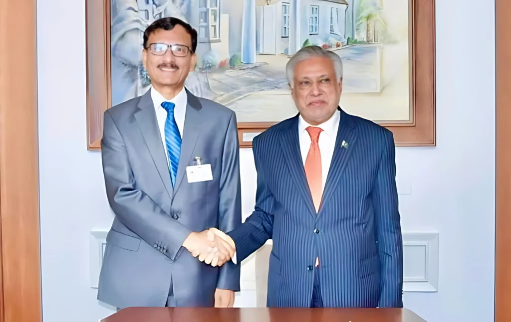 معاون صدر اعظم و وزیر امور خارجهٔ پاکستان، سناتور محمد اسحاق دار، با محمد توحید حسین، مشاور امور خارجهٔ جمهوری مردمسالار بنگلهدیش، دیدار کرد