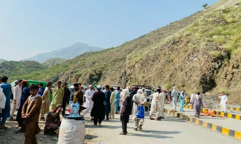 رهبری تحصن ملی را بزرگ قومی، حاجی ظاهر شاه آفریدی به عهده دارد. در این تحصن، در کنار مشران قبیلۀ برقمبرخیل، شمار زیادی از شاگردان مدارس دینی و مکتبها نیز اشتراک دارند