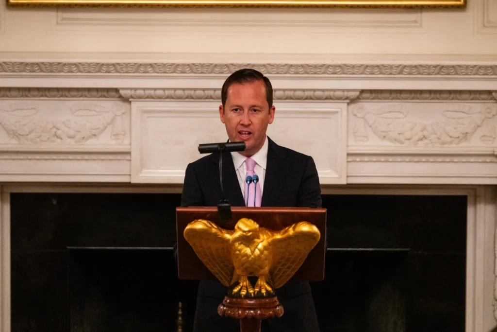 سرجیو گور، رئیس دفتر امور پرسنلی ریاست‌جمهوری در کاخ سفید، [منبع: نیویورک تایمز]