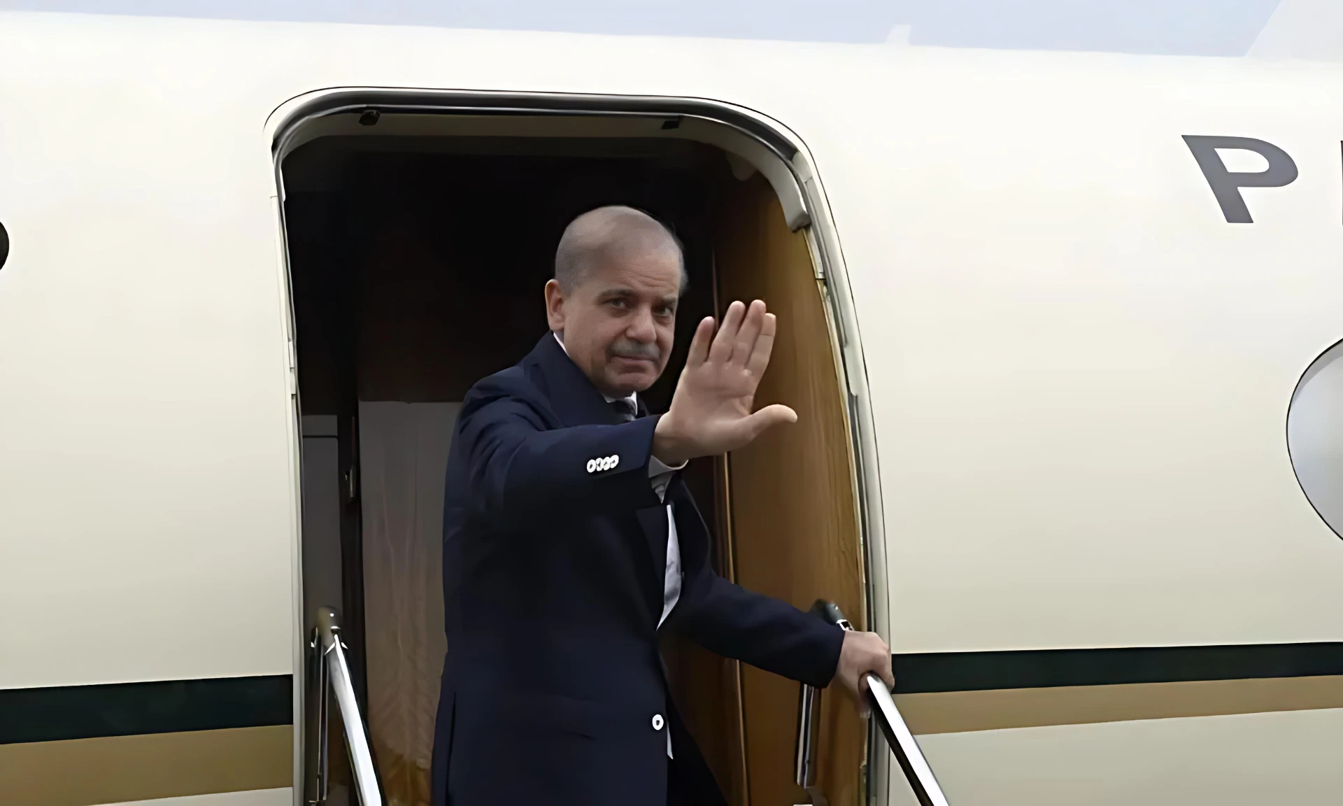 نخست‌وزیر شهباز شریف برای سفر رسمی خود به چین عازم شد