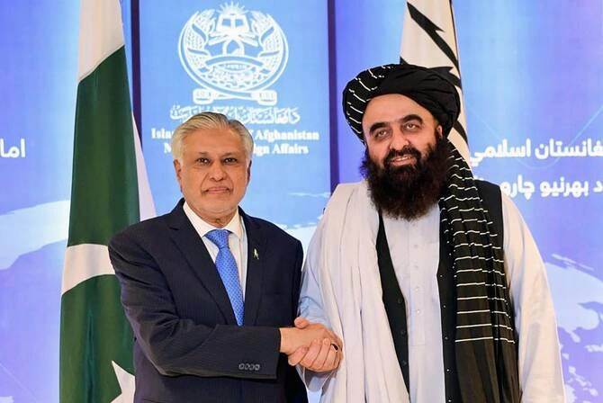 اسحاقدار در جریان یک نشست دو جانبه در کابل در تاریخ ۱۹ آپریل ۲۰۲۵، دست امیر خان متقی را فشرد. (عکس: وزارت خارجه پاکستان/AFP)