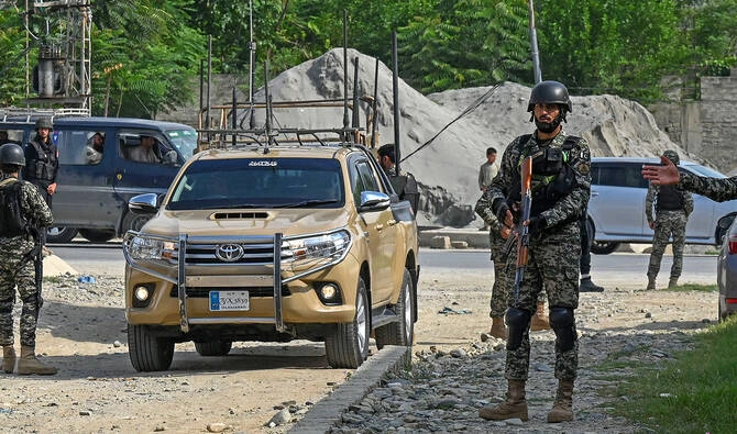 در این تصویر آرشیفی که در تاریخ ۳۱ جولای ۲۰۲۳ گرفته شده است، نیروهای امنیتی در محل انفجار بمب در ولسوالی باجورِ ولایت خیبر پختونخوا مستقر دیده می‌شوند. (AFP/آرشیف)