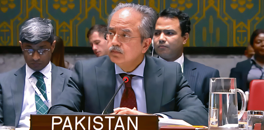 عاصم افتخار میگوید:وجود گروههای تروریستی در افغانستان برای پاکستان یک تهدید است