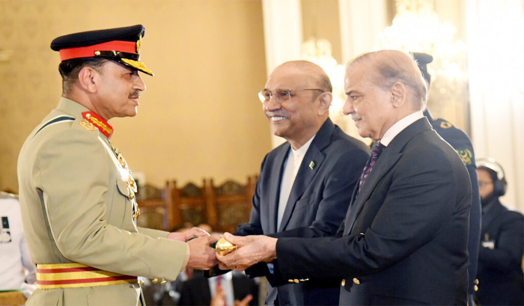 رئیس‌جمهور، امیرالبحر نوید اشرف، فرمانده نیروی بحری را با نشان امتیاز تقدیر کرد، و مارشال هوایی ظهیر احمد بابر سدھو را با نشان هلال جُرأت مفتخر ساخت