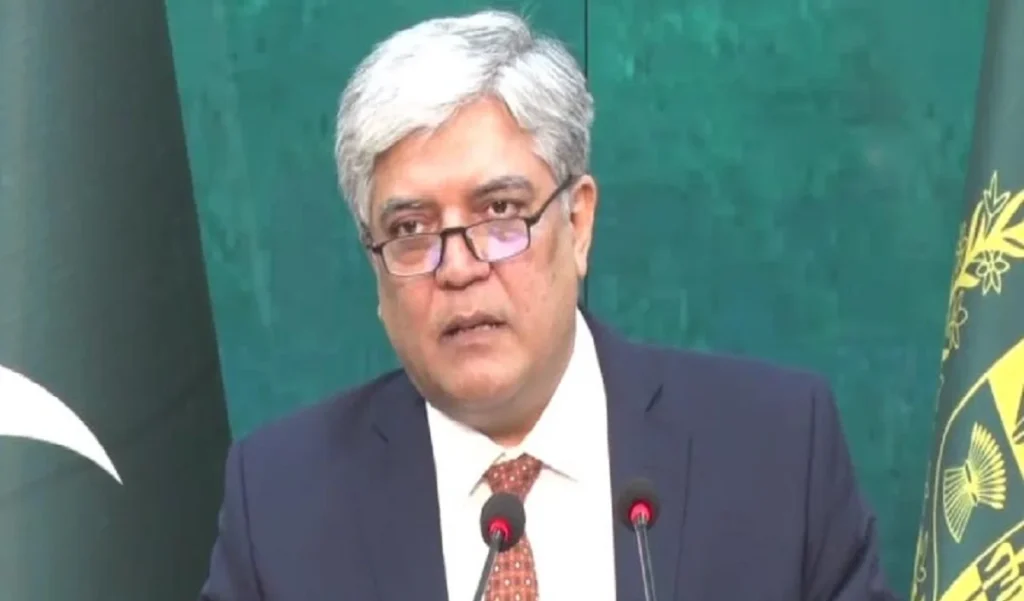 سخنگوی وزارت امور خارجه، شفقعلی خان، هنگام ارائهٔ نشست خبری هفتگی (عکس: وزارت امور خارجه/آرشیف)