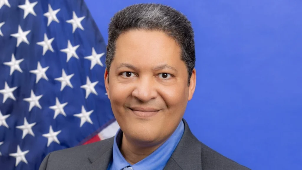 دون براون، دیپلمات حرفه‌ای و معاون پیشین سفارت، به عنوان کاردار ایالات متحده برای افغانستان منصوب شده است. [منبع: آمو تی‌وی]