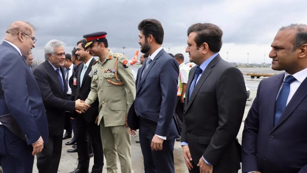 وزیر امور خارجه پاکستان، اسحاق دار، در تاریخ ۲۳ آگست ۲۰۲۵ برای یک سفر رسمی وارد داکا، بنگلادش شد