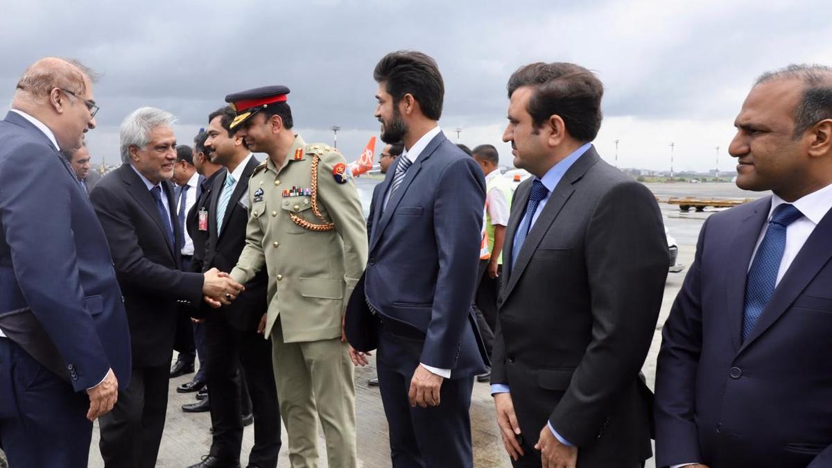 وزیر امور خارجه پاکستان، اسحاق دار، در تاریخ ۲۳ آگست ۲۰۲۵ برای یک سفر رسمی وارد داکا، بنگلادش شد