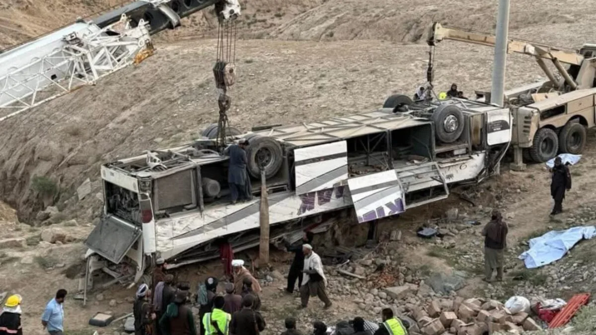 مردم در محل حادثه بس تجمع کرده‌اند. [منبع تصویر: تلویزیون آمو]