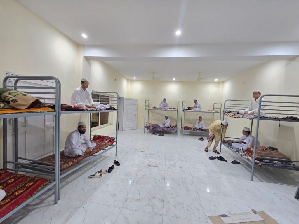 پس از انتقال کارکنان و شاگردان، در شب میان نهم و دهم ماه اگست، مسجد مدنی و مدرسه تخریب گردید