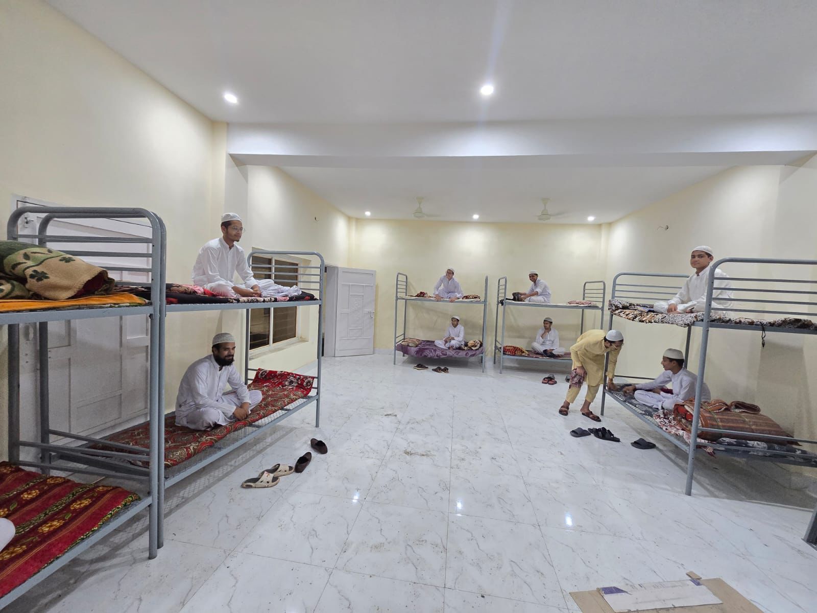 پس از انتقال کارکنان و شاگردان، در شب میان نهم و دهم ماه اگست، مسجد مدنی و مدرسه تخریب گردید