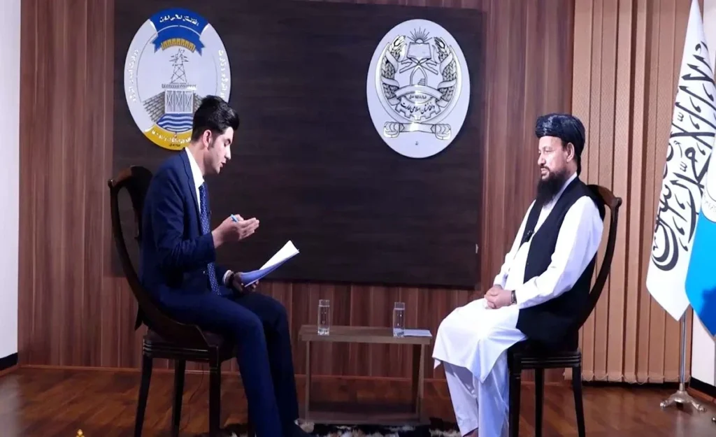 وزیر طالبان، ملا لطیف منصور، در گفت‌وگو با تلویزیون شمشاد، حضور تی تی پی در افغانستان را تأیید کرد و پاکستان را به مخالفت با یک دولت نیرومند افغان متهم نمود. (تلویزیون شمشاد)