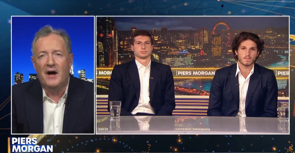 تصویری از برنامه پیرز مورگان که در آن سلیمان و قاسم خان، پسران عمران خان، دربارهٔ مسائل سیاسی صحبت می‌کنند. (منبع تصویر: برنامه پیرز مورگان)