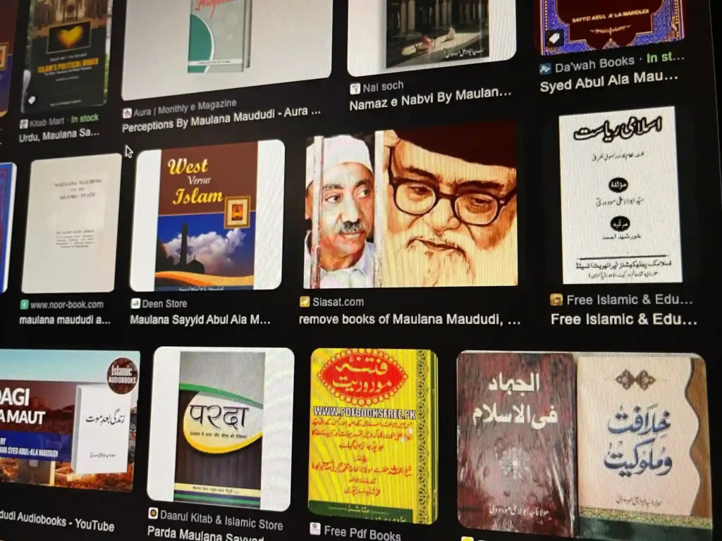 کتابهای زیادی که ضبط شدهاند، به ابوالاعلی مودودی، یکی از علمای برجسته اسلام که در سال ۱۹۴۱ جماعت اسلامی را در دوران استعمار بریتانیا در هند تأسیس کرد، مرتبط بودند. (منبع: TRT World)