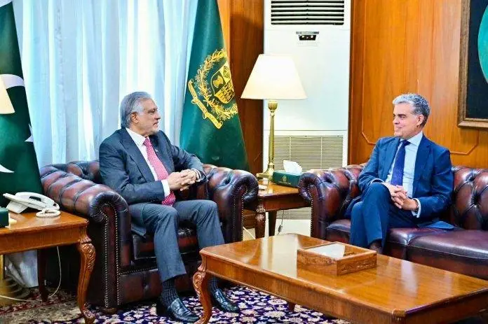 عضو مجلس سنای اسپانیا، ویسنته آزپیتارته پرس، و معاون صدراعظم و وزیر امور خارجه پاکستان، سناتور محمد اسحاق دار در صحبت کردن