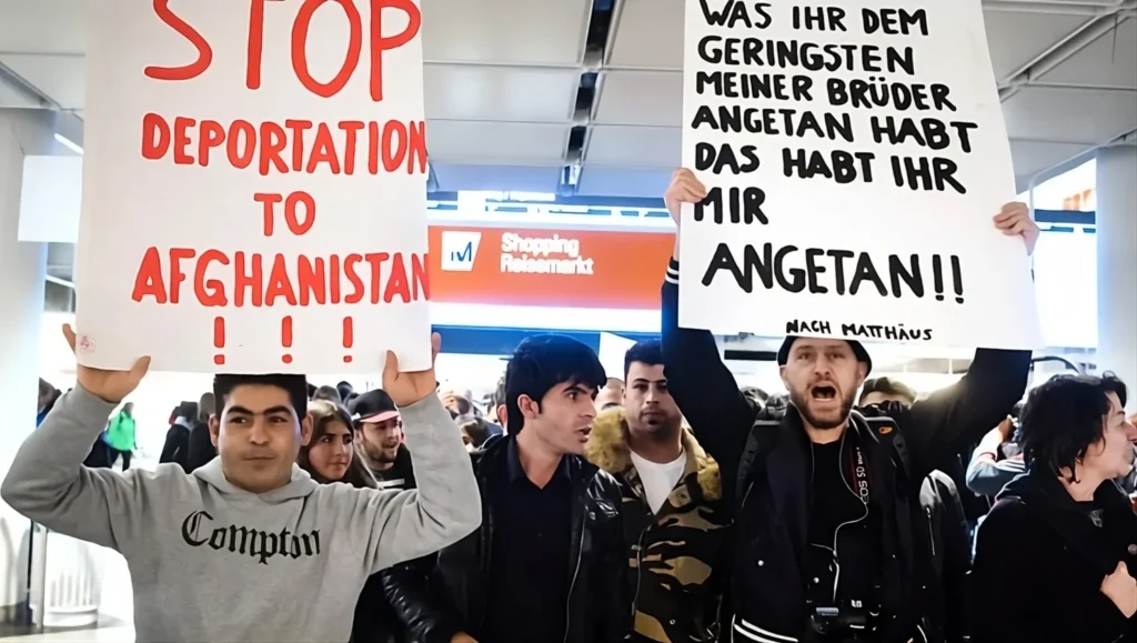 تظاهرات علیه اخراج پناهجویان افغان در میدان هوایی مونیخ، ۲۲ فبروری ۲۰۱۷ (منبع: AFP / عکس آرشیف)