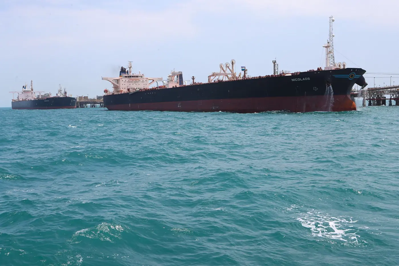 کشتی‌های نفت‌کش در حال حرکت در دریا [منبع تصویر: ای پی ]