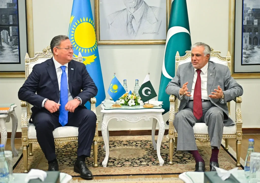 ملاقات وزیر خارجه اسحاق دار با وزیر خارجه قزاقستان؛ توافق برای گسترش روابط دوجانبه