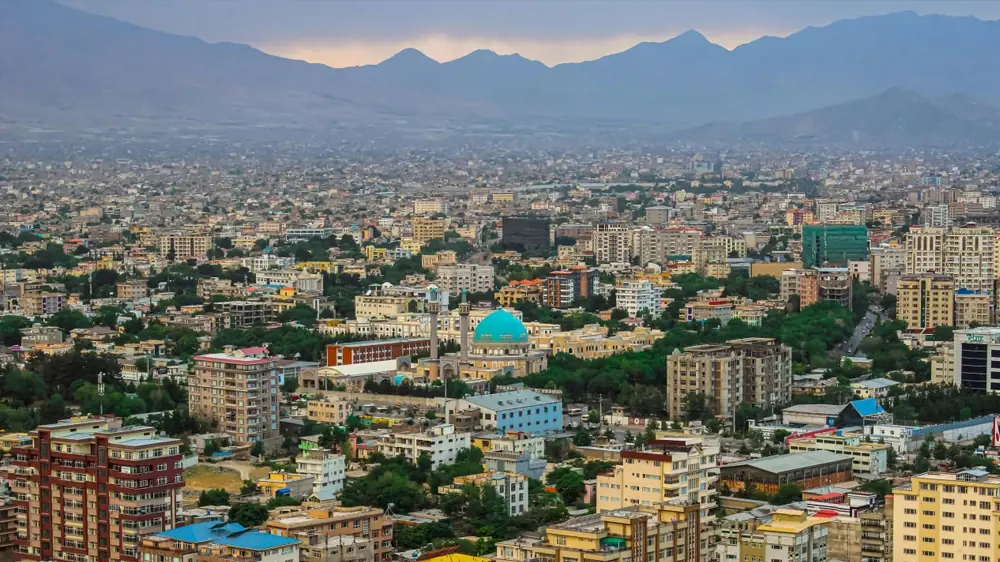 عکس هوایی از کابل، افغانستان، با محلات شهری که تا دامنه‌های کوه‌ها ادامه یافته‌اند[منبع: spogmairadio]