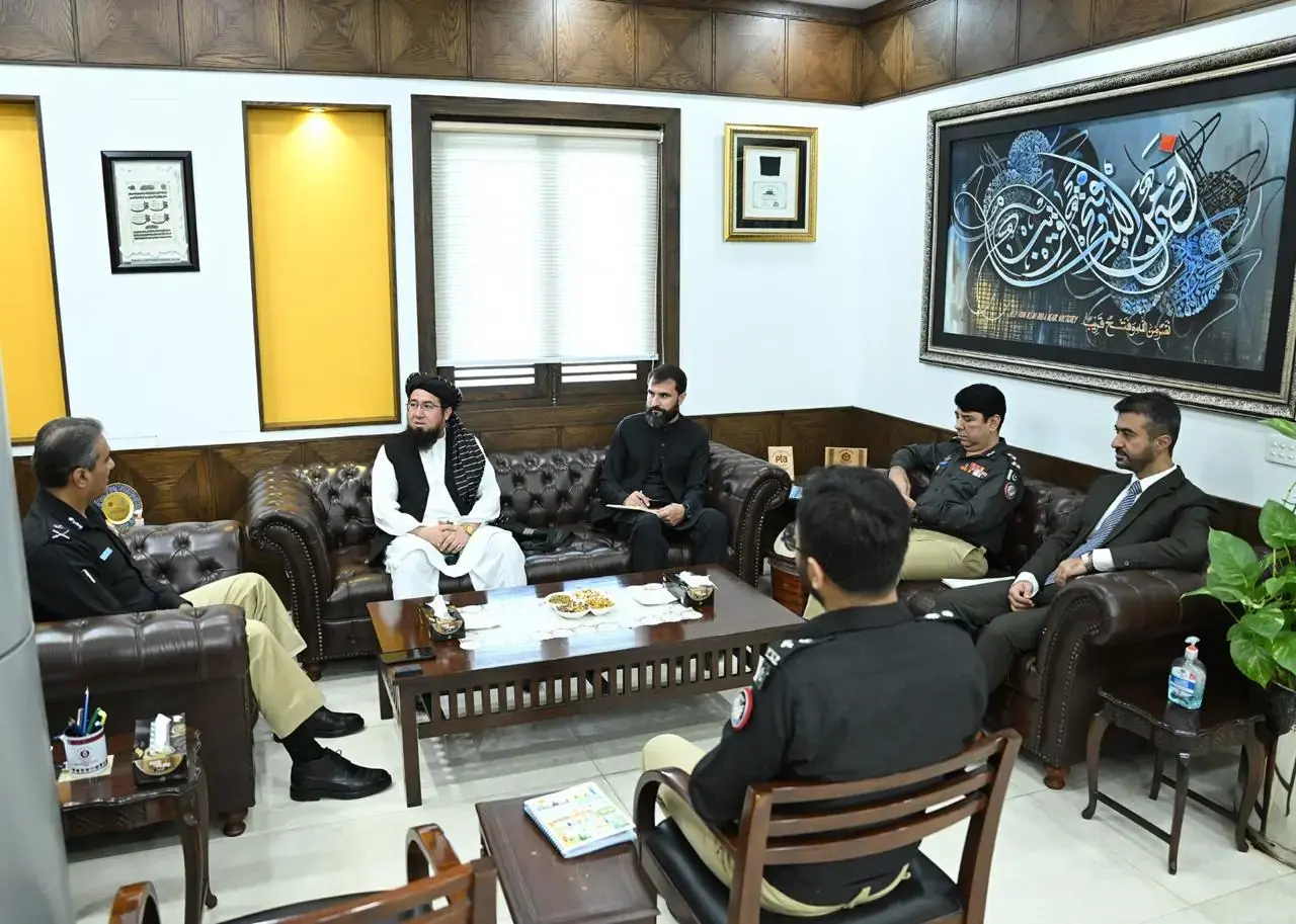 دیدار قونسل افغانستان در کراچی با قوماندان پولیس سند؛ تاکید بر حل مشکلات مهاجرین افغان