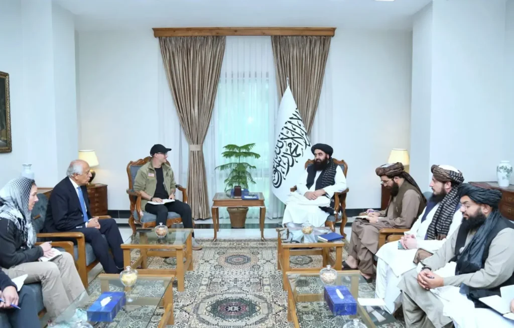 زلمی خلیل‌زاد با یک هیأت عالی‌رتبه وارد کابل شد و با سرپرست وزارت امور خارجه دیدار کرد