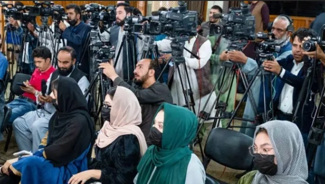 مستند خبرنگار افغان در جشنواره اروپایی رونمایی شد و بازتاب گسترده‌ای در میان رسانه‌ها داشت.