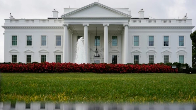 تیراندازی قصر سفید؛ سرباز زن ۲۰ ساله گارد ملی کشته شد و مهاجم افغان بازداشت گردید.