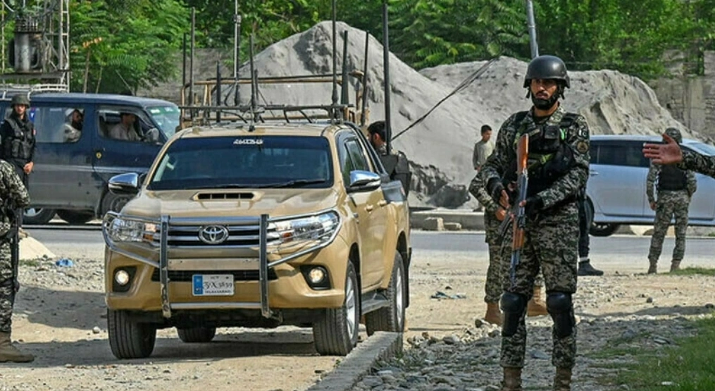 به گفتهٔ منابع، یک تن کشته و هفت نفر زخمی شدهاند و در عین حال عملیات جستجو در منطقه آغاز گردیده است.