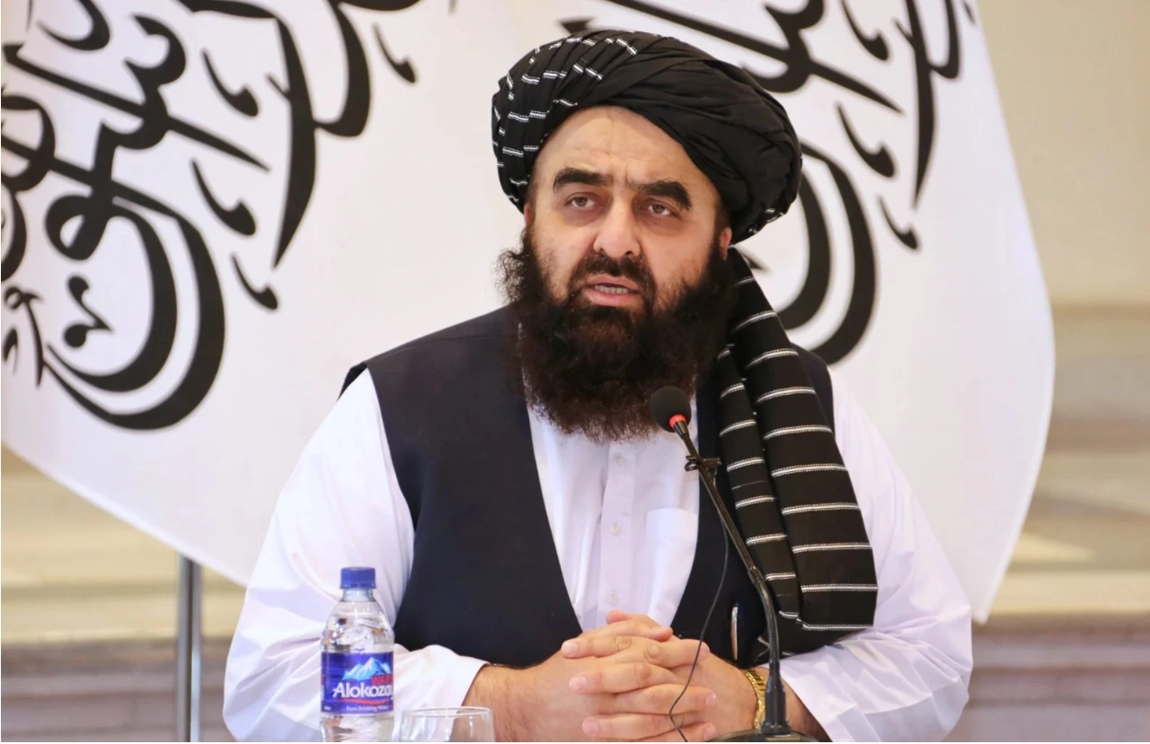 وزیر خارجهٔ افغانستان، امیرخان متقی، در یک کنفرانس دربارهٔ روابط پاکستان–افغانستان، پناهجویان و امنیت فرامرزی سخنرانی می‌کرد.