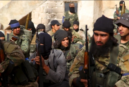 تصویر نمادین پهپاد نظامی در آسمان.