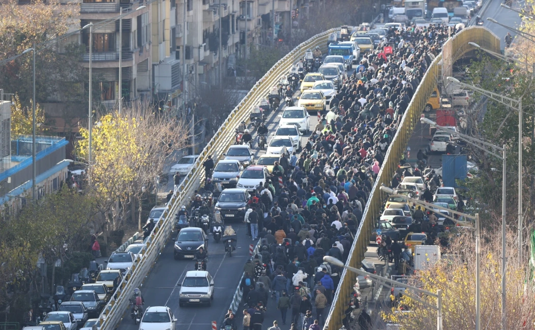 ات اخیر در ایران نشان می‌دهد که بحران اقتصادی می‌تواند به سرعت به بحران سیاسی تبدیل شود