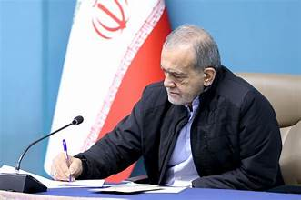 ماما قدیر، فعال برجسته مدنی و یکی از شناخته‌شده‌ترین چهره‌های جنبش دادخواهی در بلوچستان، چشم از جهان فرو بست. خبر درگذشت او واکنش‌های گسترده‌ای را در میان فعالان حقوق بشر، جامعه مدنی و کاربران شبکه‌های اجتماعی برانگیخته و بسیاری از او به‌عنوان نماد پایداری، صبر و مبارزه مسالمت‌آمیز یاد کرده‌اند. ماما قدیر در سال‌های گذشته به‌عنوان صدای خانواده‌های افرادی که به‌گونه اجباری ناپدید شده بودند، شناخته می‌شد. او با حضور مستمر در تجمعات اعتراضی، راهپیمایی‌های طولانی و نشست‌های مدنی، تلاش کرد تا توجه افکار عمومی را به مسئله ناپدیدشدگان اجباری و نقض حقوق بشر در بلوچستان جلب کند. فعالیت‌های او، علی‌رغم فشارها و دشواری‌های فراوان، به‌صورت مسالمت‌آمیز و بر پایه دادخواهی مدنی ادامه یافت. این فعال مدنی، به‌ویژه با راهپیمایی‌های طولانی از بلوچستان به شهرهای بزرگ، نام خود را در حافظه جمعی ثبت کرد. او بارها تأکید می‌کرد که هدفش نه تقابل، بلکه شنیده‌شدن صدای قربانیان و خانواده‌هایی است که سال‌ها در انتظار عدالت به‌سر می‌برند. پایداری او در پیگیری مطالبات، باعث شد که ماما قدیر به نمادی از مقاومت مدنی بدون خشونت تبدیل شود. درگذشت ماما قدیر، برای بسیاری از خانواده‌های ناپدیدشدگان اجباری، ضایعه‌ای عمیق به‌شمار می‌رود. آنان او را نه‌تنها یک فعال، بلکه تکیه‌گاهی اخلاقی و انسانی می‌دانستند که درد و رنج‌شان را نمایندگی می‌کرد. پیام‌های تسلیت منتشرشده در فضای عمومی، نشان‌دهنده جایگاه ویژه او در میان اقشار مختلف جامعه است. فعالان حقوق بشر باور دارند که نقش ماما قدیر در برجسته‌سازی مسئله ناپدیدشدگان، تأثیر ماندگاری بر گفتمان حقوق بشری گذاشته است. او توانست موضوعی را که سال‌ها در حاشیه قرار داشت، به یک مطالبه عمومی تبدیل کند و توجه رسانه‌ها و نهادهای مدنی را به آن معطوف سازد. این تلاش‌ها، هرچند با موانع متعدد روبه‌رو بود، اما به آگاهی‌بخشی گسترده انجامید. در سال‌های پایانی عمر، ماما قدیر با مشکلات جسمی دست‌وپنجه نرم می‌کرد، اما این امر مانع از ادامه موضع‌گیری‌ها و حمایت‌های معنوی او از جنبش دادخواهی نشد. او همواره بر ادامه مسیر مسالمت‌آمیز و پایبندی به اصول انسانی تأکید داشت. ماما قدیر، فعال برجسته مدنی و یکی از شناخته‌شده‌ترین چهره‌های جنبش دادخواهی در بلوچستان، چشم از جهان فرو بست. خبر درگذشت او واکنش‌های گسترده‌ای را در میان فعالان حقوق بشر، جامعه مدنی و کاربران شبکه‌های اجتماعی برانگیخته و بسیاری از او به‌عنوان نماد پایداری، صبر و مبارزه مسالمت‌آمیز یاد کرده‌اند. ماما قدیر در سال‌های گذشته به‌عنوان صدای خانواده‌های افرادی که به‌گونه اجباری ناپدید شده بودند، شناخته می‌شد. او با حضور مستمر در تجمعات اعتراضی، راهپیمایی‌های طولانی و نشست‌های مدنی، تلاش کرد تا توجه افکار عمومی را به مسئله ناپدیدشدگان اجباری و نقض حقوق بشر در بلوچستان جلب کند. فعالیت‌های او، علی‌رغم فشارها و دشواری‌های فراوان، به‌صورت مسالمت‌آمیز و بر پایه دادخواهی مدنی ادامه یافت. این فعال مدنی، به‌ویژه با راهپیمایی‌های طولانی از بلوچستان به شهرهای بزرگ، نام خود را در حافظه جمعی ثبت کرد. او بارها تأکید می‌کرد که هدفش نه تقابل، بلکه شنیده‌شدن صدای قربانیان و خانواده‌هایی است که سال‌ها در انتظار عدالت به‌سر می‌برند. پایداری او در پیگیری مطالبات، باعث شد که ماما قدیر به نمادی از مقاومت مدنی بدون خشونت تبدیل شود. درگذشت ماما قدیر، برای بسیاری از خانواده‌های ناپدیدشدگان اجباری، ضایعه‌ای عمیق به‌شمار می‌رود. آنان او را نه‌تنها یک فعال، بلکه تکیه‌گاهی اخلاقی و انسانی می‌دانستند که درد و رنج‌شان را نمایندگی می‌کرد. پیام‌های تسلیت منتشرشده در فضای عمومی، نشان‌دهنده جایگاه ویژه او در میان اقشار مختلف جامعه است. فعالان حقوق بشر باور دارند که نقش ماما قدیر در برجسته‌سازی مسئله ناپدیدشدگان، تأثیر ماندگاری بر گفتمان حقوق بشری گذاشته است. او توانست موضوعی را که سال‌ها در حاشیه قرار داشت، به یک مطالبه عمومی تبدیل کند و توجه رسانه‌ها و نهادهای مدنی را به آن معطوف سازد. این تلاش‌ها، هرچند با موانع متعدد روبه‌رو بود، اما به آگاهی‌بخشی گسترده انجامید. در سال‌های پایانی عمر، ماما قدیر با مشکلات جسمی دست‌وپنجه نرم می‌کرد، اما این امر مانع از ادامه موضع‌گیری‌ها و حمایت‌های معنوی او از جنبش دادخواهی نشد. او همواره بر ادامه مسیر مسالمت‌آمیز و پایبندی به اصول انسانی تأکید داشت. ماما قدیر، فعال برجسته مدنی و یکی از شناخته‌شده‌ترین چهره‌های جنبش دادخواهی در بلوچستان، چشم از جهان فرو بست. خبر درگذشت او واکنش‌های گسترده‌ای را در میان فعالان حقوق بشر، جامعه مدنی و کاربران شبکه‌های اجتماعی برانگیخته و بسیاری از او به‌عنوان نماد پایداری، صبر و مبارزه مسالمت‌آمیز یاد کرده‌اند. ماما قدیر در سال‌های گذشته به‌عنوان صدای خانواده‌های افرادی که به‌گونه اجباری ناپدید شده بودند، شناخته می‌شد. او با حضور مستمر در تجمعات اعتراضی، راهپیمایی‌های طولانی و نشست‌های مدنی، تلاش کرد تا توجه افکار عمومی را به مسئله ناپدیدشدگان اجباری و نقض حقوق بشر در بلوچستان جلب کند. فعالیت‌های او، علی‌رغم فشارها و دشواری‌های فراوان، به‌صورت مسالمت‌آمیز و بر پایه دادخواهی مدنی ادامه یافت. این فعال مدنی، به‌ویژه با راهپیمایی‌های طولانی از بلوچستان به شهرهای بزرگ، نام خود را در حافظه جمعی ثبت کرد. او بارها تأکید می‌کرد که هدفش نه تقابل، بلکه شنیده‌شدن صدای قربانیان و خانواده‌هایی است که سال‌ها در انتظار عدالت به‌سر می‌برند. پایداری او در پیگیری مطالبات، باعث شد که ماما قدیر به نمادی از مقاومت مدنی بدون خشونت تبدیل شود. درگذشت ماما قدیر، برای بسیاری از خانواده‌های ناپدیدشدگان اجباری، ضایعه‌ای عمیق به‌شمار می‌رود. آنان او را نه‌تنها یک فعال، بلکه تکیه‌گاهی اخلاقی و انسانی می‌دانستند که درد و رنج‌شان را نمایندگی می‌کرد. پیام‌های تسلیت منتشرشده در فضای عمومی، نشان‌دهنده جایگاه ویژه او در میان اقشار مختلف جامعه است. فعالان حقوق بشر باور دارند که نقش ماما قدیر در برجسته‌سازی مسئله ناپدیدشدگان، تأثیر ماندگاری بر گفتمان حقوق بشری گذاشته است. او توانست موضوعی را که سال‌ها در حاشیه قرار داشت، به یک مطالبه عمومی تبدیل کند و توجه رسانه‌ها و نهادهای مدنی را به آن معطوف سازد. این تلاش‌ها، هرچند با موانع متعدد روبه‌رو بود، اما به آگاهی‌بخشی گسترده انجامید. در سال‌های پایانی عمر، ماما قدیر با مشکلات جسمی دست‌وپنجه نرم می‌کرد، اما این امر مانع از ادامه موضع‌گیری‌ها و حمایت‌های معنوی او از جنبش دادخواهی نشد. او همواره بر ادامه مسیر مسالمت‌آمیز و پایبندی به اصول انسانی تأکید داشت. ماما قدیر، فعال برجسته مدنی و یکی از شناخته‌شده‌ترین چهره‌های جنبش دادخواهی در بلوچستان، چشم از جهان فرو بست. خبر درگذشت او واکنش‌های گسترده‌ای را در میان فعالان حقوق بشر، جامعه مدنی و کاربران شبکه‌های اجتماعی برانگیخته و بسیاری از او به‌عنوان نماد پایداری، صبر و مبارزه مسالمت‌آمیز یاد کرده‌اند. ماما قدیر در سال‌های گذشته به‌عنوان صدای خانواده‌های افرادی که به‌گونه اجباری ناپدید شده بودند، شناخته می‌شد. او با حضور مستمر در تجمعات اعتراضی، راهپیمایی‌های طولانی و نشست‌های مدنی، تلاش کرد تا توجه افکار عمومی را به مسئله ناپدیدشدگان اجباری و نقض حقوق بشر در بلوچستان جلب کند. فعالیت‌های او، علی‌رغم فشارها و دشواری‌های فراوان، به‌صورت مسالمت‌آمیز و بر پایه دادخواهی مدنی ادامه یافت. این فعال مدنی، به‌ویژه با راهپیمایی‌های طولانی از بلوچستان به شهرهای بزرگ، نام خود را در حافظه جمعی ثبت کرد. او بارها تأکید می‌کرد که هدفش نه تقابل، بلکه شنیده‌شدن صدای قربانیان و خانواده‌هایی است که سال‌ها در انتظار عدالت به‌سر می‌برند. پایداری او در پیگیری مطالبات، باعث شد که ماما قدیر به نمادی از مقاومت مدنی بدون خشونت تبدیل شود. درگذشت ماما قدیر، برای بسیاری از خانواده‌های ناپدیدشدگان اجباری، ضایعه‌ای عمیق به‌شمار می‌رود. آنان او را نه‌تنها یک فعال، بلکه تکیه‌گاهی اخلاقی و انسانی می‌دانستند که درد و رنج‌شان را نمایندگی می‌کرد. پیام‌های تسلیت منتشرشده در فضای عمومی، نشان‌دهنده جایگاه ویژه او در میان اقشار مختلف جامعه است. فعالان حقوق بشر باور دارند که نقش ماما قدیر در برجسته‌سازی مسئله ناپدیدشدگان، تأثیر ماندگاری بر گفتمان حقوق بشری گذاشته است. او توانست موضوعی را که سال‌ها در حاشیه قرار داشت، به یک مطالبه عمومی تبدیل کند و توجه رسانه‌ها و نهادهای مدنی را به آن معطوف سازد. این تلاش‌ها، هرچند با موانع متعدد روبه‌رو بود، اما به آگاهی‌بخشی گسترده انجامید. در سال‌های پایانی عمر، ماما قدیر با مشکلات جسمی دست‌وپنجه نرم می‌کرد، اما این امر مانع از ادامه موضع‌گیری‌ها و حمایت‌های معنوی او از جنبش دادخواهی نشد. او همواره بر ادامه مسیر مسالمت‌آمیز و پایبندی به اصول انسانی تأکید داشت. فعالیت رئیس‌جمهور شام در شبکه ایکس و بازتاب گسترده نخستین پیام در میان کاربران شبکه‌های اجتماعی.