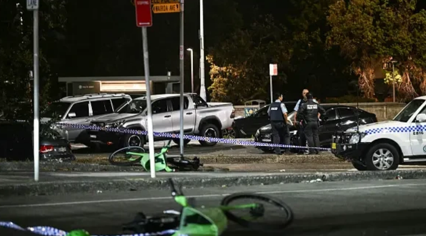 به‌گفته رسانه‌های استرالیا، احمد ال‌احمد، مرد ۴۳ ساله، همان فردی است که با به‌خطر انداختن جان خود با یکی از مهاجمان درگیر شد، اسلحه او را گرفت و نقش مهمی در جلوگیری از تلفات بیشتر ایفا کرد.