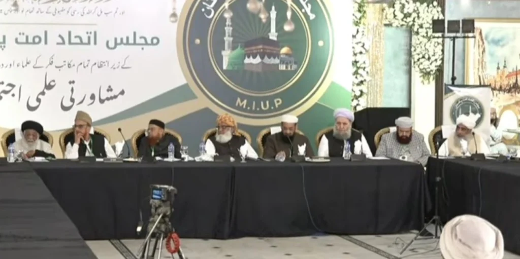 تصویر مراسم خاکسپاری محمد ایواز بدخیزی در شهر سمرقند، ازبکستان.