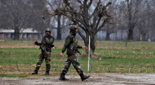 نیروهای سی‌بی‌آی هند در حال انتقال اسناد و پول‌های کشف‌شده از خانهٔ دیپک کومار.