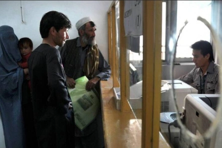 تصویر داروخانه‌ای در کابل با قفسه‌های نیمه‌خالی از دارو.