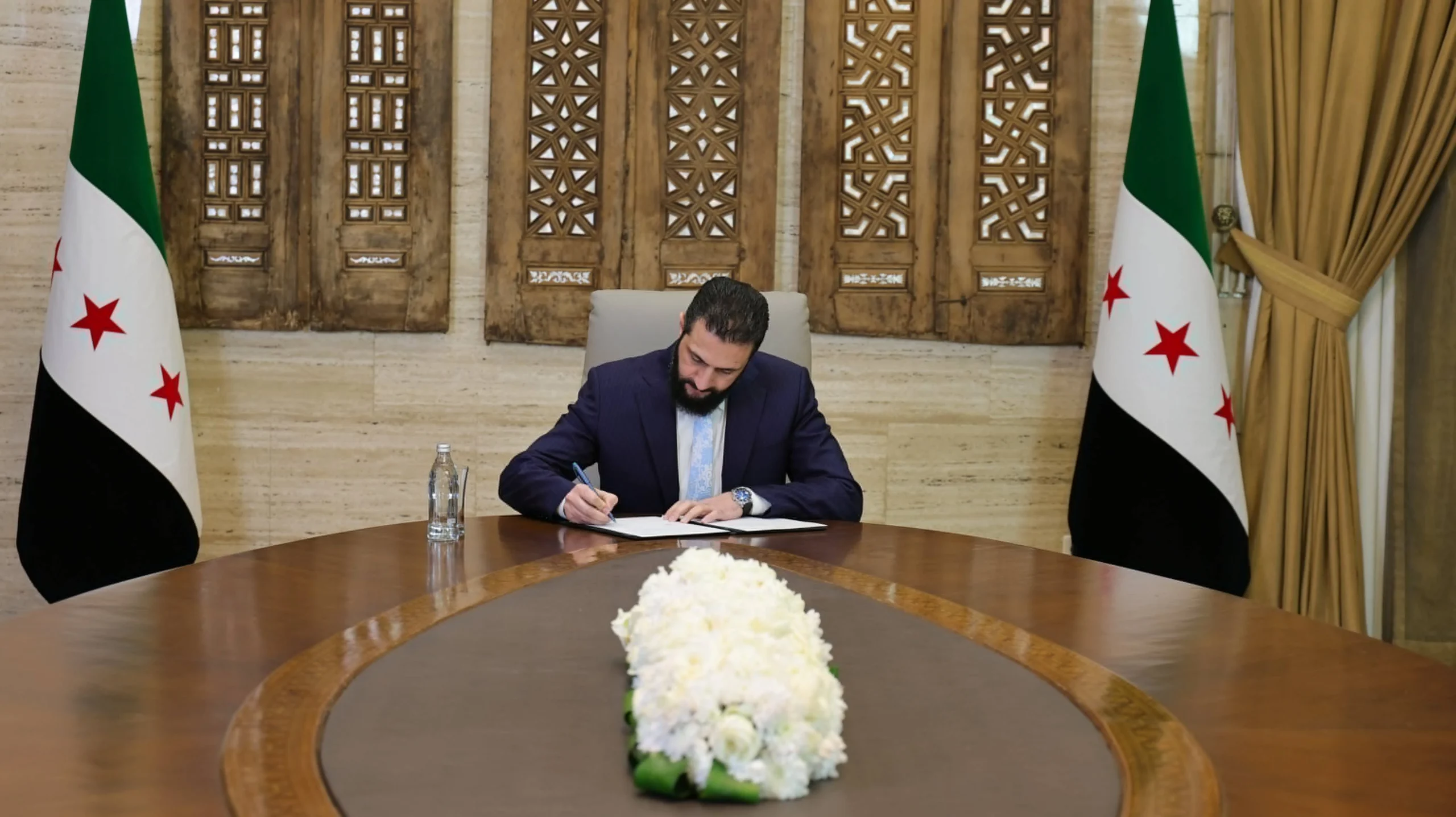 تصویر مراسم امضای توافق‌نامهٔ آتش‌بس در دمشق.