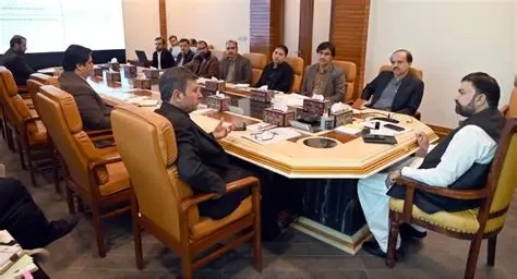 افشاگری دربارهٔ ماشین تبلیغاتی هند نشان می‌دهد که ادارهٔ روابط عمومی وزارت دفاع با بودجهٔ قابل توجه و شبکهٔ گستردهٔ رسانه‌ای، نقشی کلیدی در شکل‌دهی برداشت‌های داخلی و خارجی ایفا می‌کند.