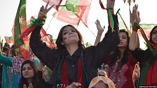 اظهارات جنید اکبر و کنارهگیری او از کمیتهٔ پارلمانی، بار دیگر اختلافات داخلی در تحریک انصاف را برجسته کرد.