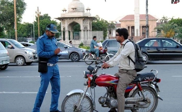ایست بازرسی پلیس تحریک انصاف ادعاهای سیاسی؛ بررسی ماجرای حمزه و واکنش‌ها.