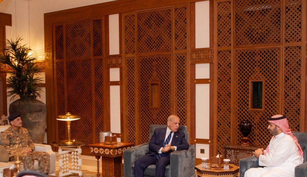 نشست خصوصی نخست‌وزیر پاکستان با ولیعهد عربستان