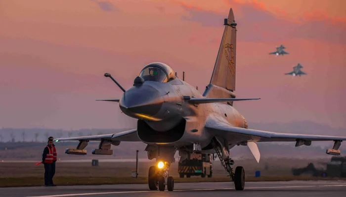 طیاره جنگی جی-۱۰ سی چین در حال پرواز