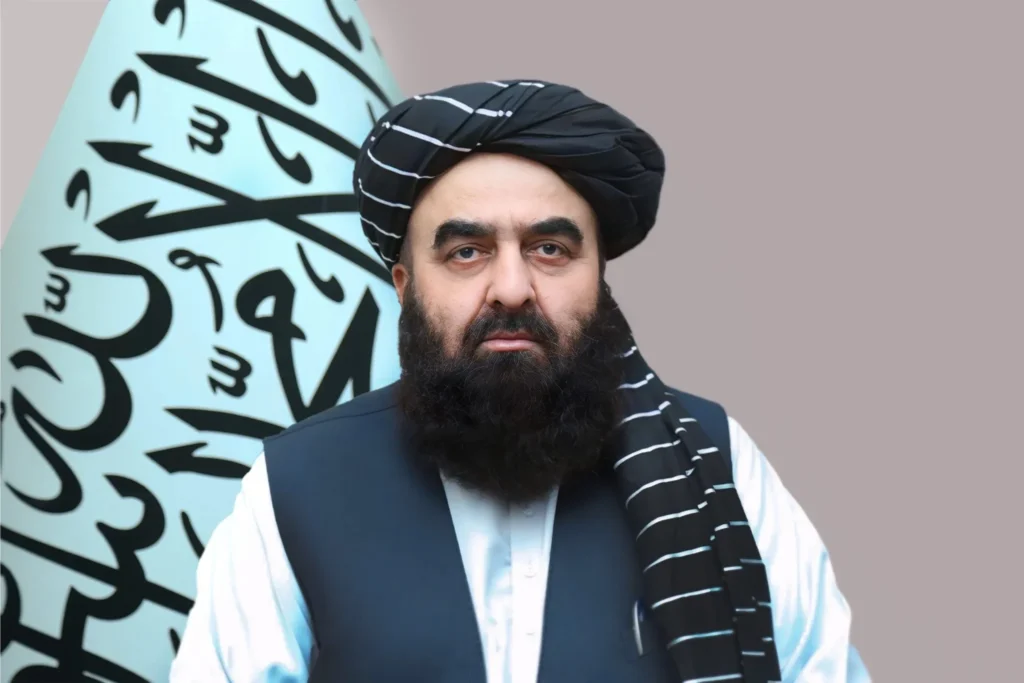 امیر خان متقی در حال سخنرانی در وزارت خارجه افغانستان