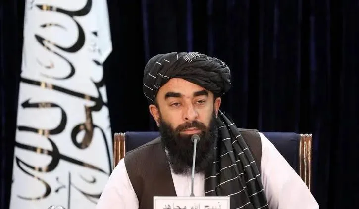 ذبیح‌الله مجاهد در حال رد ادعاهای ارتباط با القاعده در افغانستان