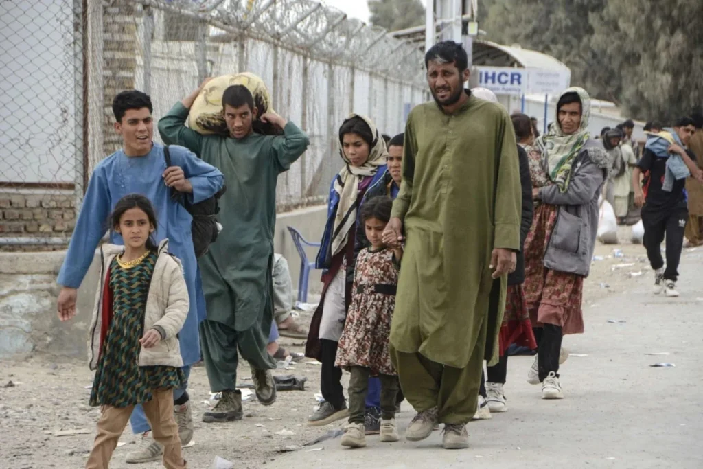 بیش از ۱۱۱ هزار پناهجوی افغان در یک ماه گذشته به کشور بازگشته‌اند