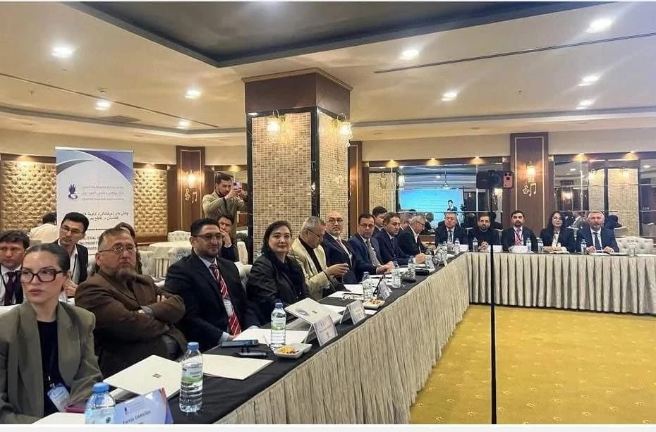 فعالان سیاسی افغان، دانشگاهیان و نمایندگان جامعه مدنی در آنکارا برای گفت‌وگویی سطح بالا درباره تحولات منطقه‌ای و نقش در حال تغییر افغانستان در چشم‌انداز متحول ژئوپولیتیکی گرد هم آمدند. این نشست با عنوان «تحول سیاسی و نظم منطقه‌ای: افغانستان در چشم‌انداز ژئوپولیتیکی در حال تغییر» برگزار شد و گروه متنوعی از شرکت‌کنندگان، از جمله مدافعان حقوق زنان و منتقدان طالبان را گرد هم آورد. برگزارکنندگان گفتند که تمرکز این نشست بر بررسی تأثیر تحولات اخیر بین‌المللی و منطقه‌ای بر فضای سیاسی افغانستان بوده است و گزارش شده که برخی مقام‌های ترک نیز در آن حضور داشته‌اند. این برنامه به میزبانی مرکز پژوهشی لاجورد پث برگزار شد و هدف آن فراهم کردن بستری برای گفت‌وگو و تحلیل در زمانی بود که نگرانی‌ها درباره آینده افغانستان افزایش یافته است. این نشست ابتدا قرار بود در ۱۲ اپریل برگزار شود، اما بنا بر گزارش‌ها به دلیل اعتراض برخی شرکت‌کنندگان نسبت به حضور یک فعال ترنس‌جندر به تعویق افتاد. نگرانی‌ها درباره تبعیض و حذف سیاسی در میان چهره‌های برجسته این نشست، رحیله دوستم، دختر عبدالرشید دوستم و سناتور پیشین، نگرانی‌هایی را درباره آنچه افزایش تبعیض قومی و زبانی در افغانستان تحت کنترل طالبان خواند، مطرح کرد. رحیله دوستم در سخنان خود وضعیت موجود را نگران‌کننده توصیف کرد و به آنچه سرکوب و به حاشیه‌راندن زبان ترکی خواند اشاره نمود. او گفت این اقدامات بازتاب‌دهنده الگوهای گسترده‌تر حذف و تبعیض علیه جوامع اقلیت است. او همچنین تمرکز قدرت در یک نظام سیاسی متمرکز را مورد انتقاد قرار داد و گفت که این وضعیت عملاً گروه‌های قومی مختلف را از مشارکت معنادار در حکومت‌داری و روند تصمیم‌گیری کنار زده است. ادعاهای جابه‌جایی اجباری رحیله دوستم همچنین به گزارش‌هایی درباره جابه‌جایی اجباری و مصادره احتمالی املاک در بخش‌هایی از شمال و شمال‌شرق افغانستان اشاره کرد. او این تحولات را بخشی از تلاش هماهنگ برای تغییر بافت جمعیتی آن مناطق توصیف کرد. شرکت‌کنندگان این نشست به‌طور کلی بر ضرورت حکومت فراگیر، احترام به تنوع فرهنگی و زبانی و تعامل بیشتر با پویایی‌های منطقه‌ای تأکید کردند؛ مسائلی که برای عبور افغانستان از شرایط پیچیده و در حال تغییر ژئوپولیتیکی حیاتی دانسته شد