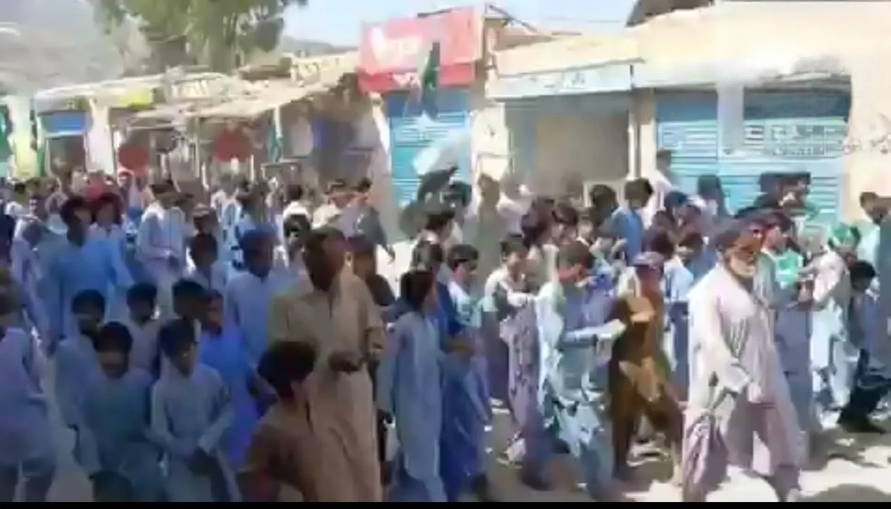 مردم در بلوچستان در حال برگزاری راه‌پیمایی در حمایت از ارتش پاکستان