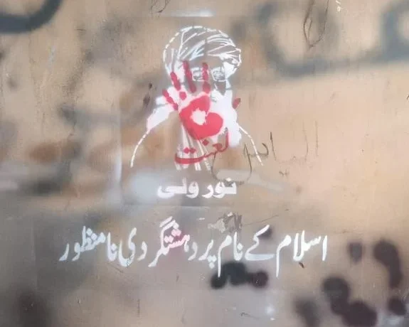 در شهر پشاور، باره، مسیر کوهات و سایر مناطق، جزئیات دیوارنویسی علیه «فتنه خوارج» گزارش شده است. مردم به‌طور آشکار علیه تروریزم، افکار افراطی و نور ولی محسود واکنش نشان داده‌اند