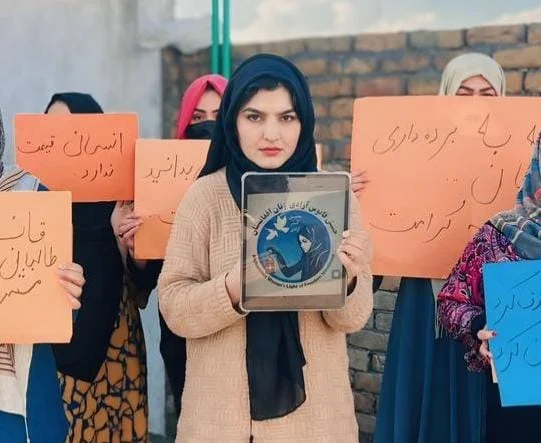 فعال حقوق زن درباره خشونت علیه زنان در افغانستان سخن میگوید